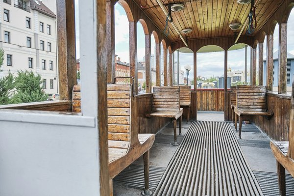 Comment installer un plancher technique dans une pièce au sol irrégulier?