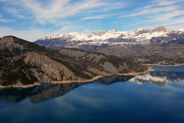 Comment construire une serre adossée contre un mur pour un jardin urbain ?