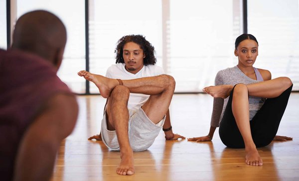 Quelles plantes aromatiques résistent bien dans un jardin exposé au vent fort ?